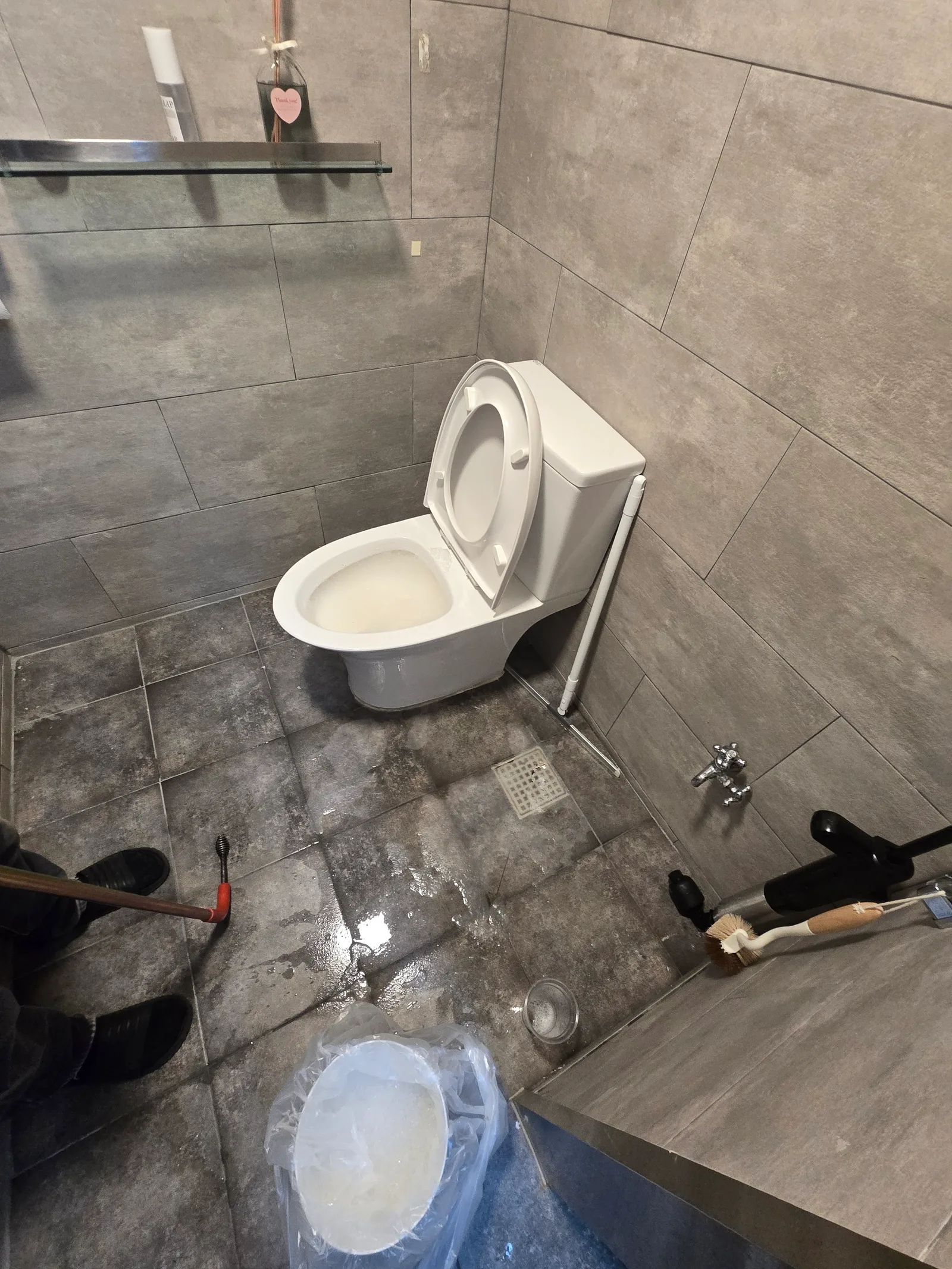경상남도 통영시 싱크대·변기 막힘 현장 작업 사진 — 직접 대처의 한계와 전문가의 정밀 진단이 필요한 기준