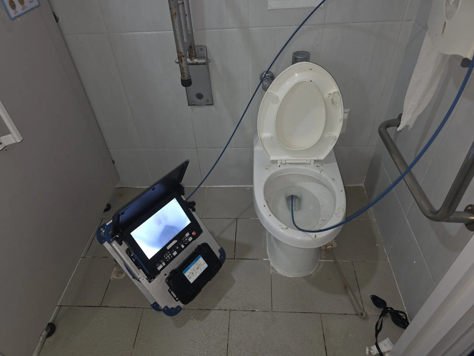 충청남도 공주시 싱크대·변기 막힘 현장 작업 사진 — 직접 대처와 전문가의 체계적인 확인 기준